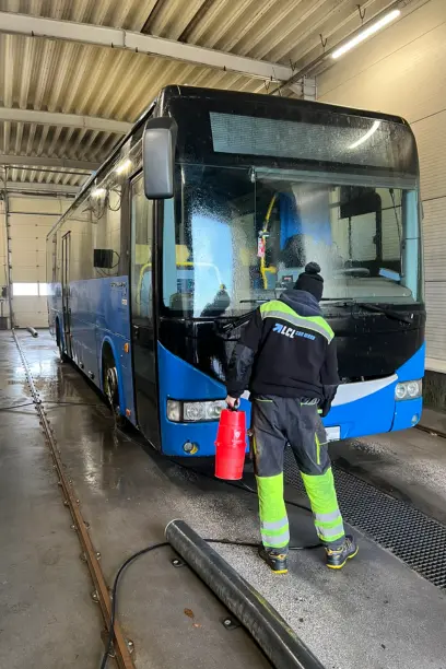 Autobus na myjni samochodowej
